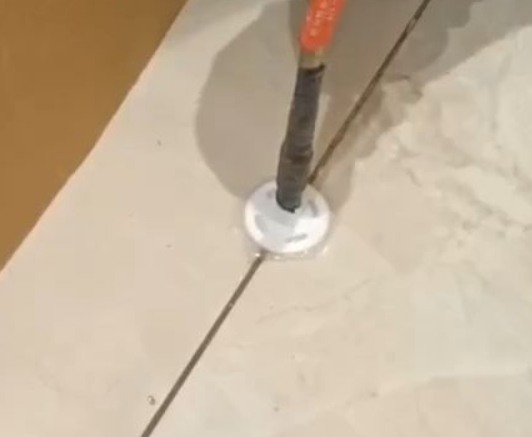 宝坻瓷砖空鼓维修公司专业解答瓷砖在铺贴过程中，如果没有涂抹均匀到位的粘结材料（如水泥砂浆或瓷砖胶），可能会导致以下问题