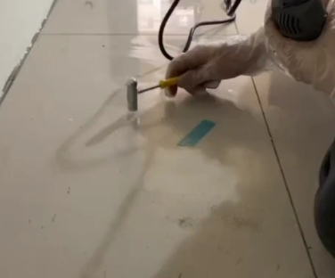 宝坻瓷砖开裂维修公司专业分享瓷砖在铺贴前如果没有沥干水分，将会导致以下问题